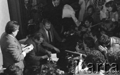 6-12.06.1981, Warszawa, Polska.
Wizyta Czesława Miłosza w Polsce po otrzymaniu Literackiej Nagrody Nobla - konferencja prasowa z udziałem noblisty. Obok pisarza siedzi jego syn, Antoni Miłosz.
Fot. NN, zbiory Ośrodka KARTA/Independent Polish Agency (IPA) przekazał Józef Lebenbaum
