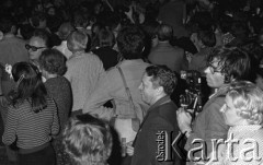 6-12.06.1981, Warszawa, Polska.
Wizyta Czesława Miłosza w Polsce po otrzymaniu Literackiej Nagrody Nobla - konferencja prasowa z udziałem noblisty. Na pierwszym planie - mężczyzna z aparatem fotograficznym. Fot. NN, zbiory Ośrodka KARTA/Independent Polish Agency (IPA) przekazał Józef Lebenbaum