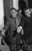 6-12.06.1981, Warszawa, Polska.
Wizyta Czesława Miłosza w Polsce po otrzymaniu Literackiej Nagrody Nobla - konferencja prasowa z udziałem noblisty. Obok pisarza stoi ojciec profesor Mieczysław Albert Krąpiec, rektor Katolickiego Uniwersytetu Lubelskiego. Z tyłu widoczny jest Mirosław Odorowski. 
Fot. NN, zbiory Ośrodka KARTA/Independent Polish Agency (IPA) przekazał Józef Lebenbaum
