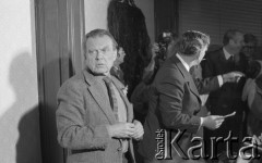 6-12.06.1981, Warszawa, Polska.
Wizyta Czesława Miłosza w Polsce po otrzymaniu Literackiej Nagrody Nobla - konferencja prasowa z udziałem noblisty. Z tyłu (za pisarzem) widoczny jest Mirosław Odorowski. Lekko odwrócony stoi (?) ojciec profesor Mieczysław Albert Krąpiec, rektor Katolickiego Uniwersytetu Lubelskiego
Fot. NN, zbiory Ośrodka KARTA/Independent Polish Agency (IPA) przekazał Józef Lebenbaum