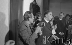6-12.06.1981, Warszawa, Polska.
Wizyta Czesława Miłosza w Polsce po otrzymaniu Literackiej Nagrody Nobla - konferencja prasowa z udziałem noblisty. Obok pisarza stoi ojciec profesor Mieczysław Albert Krąpiec, rektor Katolickiego Uniwersytetu Lubelskiego.
Fot. NN, zbiory Ośrodka KARTA/Independent Polish Agency (IPA) przekazał Józef Lebenbaum
