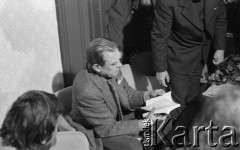 6-12.06.1981, Warszawa, Polska.
Wizyta Czesława Miłosza w Polsce po otrzymaniu Literackiej Nagrody Nobla - konferencja prasowa z udziałem noblisty. 
Fot. NN, zbiory Ośrodka KARTA/Independent Polish Agency (IPA) przekazał Józef Lebenbaum