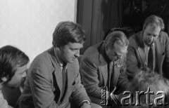 6-12.06.1981, Warszawa, Polska.
Wizyta Czesława Miłosza w Polsce po otrzymaniu Literackiej Nagrody Nobla - konferencja prasowa z udziałem noblisty. Po prawej stronie pisarza siedzi jego syn, Antoni Miłosz, po lewej stronie - drugi syn, Piotr Miłosz.
Fot. NN, zbiory Ośrodka KARTA/Independent Polish Agency (IPA) przekazał Józef Lebenbaum