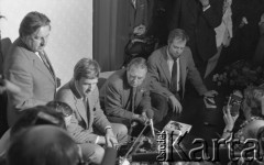 6-12.06.1981, Warszawa, Polska.
Wizyta Czesława Miłosza w Polsce po otrzymaniu Literackiej Nagrody Nobla - konferencja prasowa z udziałem noblisty. Po prawej stronie pisarza siedzi jego syn, Antoni Miłosz, po lewej stronie - drugi syn, Piotr Miłosz.
Fot. NN, zbiory Ośrodka KARTA/Independent Polish Agency (IPA) przekazał Józef Lebenbaum