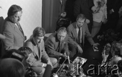 6-12.06.1981, Warszawa, Polska.
Wizyta Czesława Miłosza w Polsce po otrzymaniu Literackiej Nagrody Nobla - konferencja prasowa z udziałem noblisty. Po prawej stronie pisarza siedzi jego syn, Antoni Miłosz, po lewej - drugi syn, Piotr Miłosz.
Fot. NN, zbiory Ośrodka KARTA/Independent Polish Agency (IPA) przekazał Józef Lebenbaum