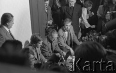 6-12.06.1981, Warszawa, Polska.
Wizyta Czesława Miłosza w Polsce po otrzymaniu Literackiej Nagrody Nobla - konferencja prasowa z udziałem noblisty. Po prawej stronie laureata siedzi jego syn, Antoni Miłosz, po lewej stronie - drugi syn, Piotr Miłosz. Obok stoi ojciec profesor Mieczysław Albert Krąpiec, rektor Katolickiego Uniwersytetu Lubelskiego. Widoczna jest również Carol Thigpen (w jasnym żakiecie).
Fot. NN, zbiory Ośrodka KARTA/Independent Polish Agency (IPA) przekazał Józef Lebenbaum