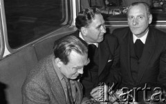 6-12.06.1981, Warszawa, Polska.
Wizyta Czesława Miłosza w Polsce po otrzymaniu Literackiej Nagrody Nobla. Czesław Miłosz oraz ojciec profesor Mieczysław Albert Krąpiec, rektor Katolickiego Uniwersytetu Lubelskiego (w środku).
Fot. NN, zbiory Ośrodka KARTA/Independent Polish Agency (IPA) przekazał Józef Lebenbaum