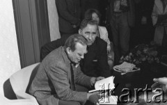 6-12.06.1981, Warszawa, Polska.
Wizyta Czesława Miłosza w Polsce po otrzymaniu Literackiej Nagrody Nobla - konferencja prasowa z udziałem noblisty. Obok pisarza siedzi ojciec profesor Mieczysław Albert Krąpiec, rektor Katolickiego Uniwersytetu Lubelskiego. Na drugim planie - Carol Thigpen.
Fot. NN, zbiory Ośrodka KARTA/Independent Polish Agency (IPA) przekazał Józef Lebenbaum