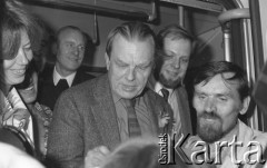 6-12.06.1981, Warszawa, Polska.
Wizyta Czesława Miłosza w Polsce po otrzymaniu Literackiej Nagrody Nobla - Carol Thigpen, Czesław Miłosz i Antoni Miłosz (po prawej stronie, z tyłu), syn pisarza. 
Fot. NN, zbiory Ośrodka KARTA/Independent Polish Agency (IPA) przekazał Józef Lebenbaum