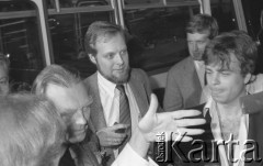 6-12.06.1981, Warszawa, Polska.
Wizyta Czesława Miłosza w Polsce po otrzymaniu Literackiej Nagrody Nobla - Czesław Miłosz, Antoni Miłosz (po prawej stronie, z tyłu), syn pisarza i Piotr Miłosz (na drugim planie).
Fot. NN, zbiory Ośrodka KARTA/Independent Polish Agency (IPA) przekazał Józef Lebenbaum