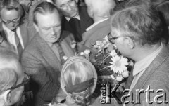 6-12.06.1981, Warszawa, Polska.
Wizyta Czesława Miłosza w Polsce po otrzymaniu Literackiej Nagrody Nobla - pisarz z bukietem kwiatów w dłoniach. Na pierwszym planie (lekko odwrócony) - Krzysztof Ćliwiński. Za pisarzem stoi ojciec profesor Mieczysław Albert Krąpiec, rektor Katolickiego Uniwersytetu Lubelskiego.
Fot. NN, zbiory Ośrodka KARTA/Independent Polish Agency (IPA) przekazał Józef Lebenbaum