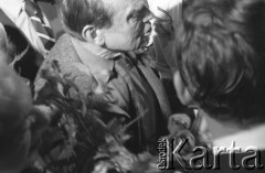 6-12.06.1981, Warszawa, Polska.
Wizyta Czesława Miłosza w Polsce po otrzymaniu Literackiej Nagrody Nobla - powitanie noblisty.
Fot. NN, zbiory Ośrodka KARTA/Independent Polish Agency (IPA) przekazał Józef Lebenbaum