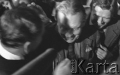 6-12.06.1981, Warszawa, Polska.
Wizyta Czesława Miłosza w Polsce po otrzymaniu Literackiej Nagrody Nobla - powitanie noblisty.
Fot. NN, zbiory Ośrodka KARTA/Independent Polish Agency (IPA) przekazał Józef Lebenbaum
