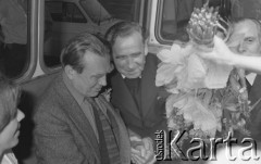 6-12.06.1981, Warszawa, Polska.
Wizyta Czesława Miłosza w Polsce po otrzymaniu Literackiej Nagrody Nobla - pisarz otrzymuje bukiet kwiatów. Obok siedzi ojciec profesor Mieczysław Albert Krąpiec, rektor Katolickiego Uniwersytetu Lubelskiego.
Fot. NN, zbiory Ośrodka KARTA/Independent Polish Agency (IPA) przekazał Józef Lebenbaum