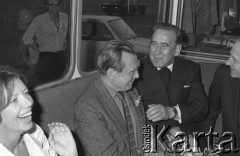 6-12.06.1981, Warszawa, Polska.
Wizyta Czesława Miłosza w Polsce po otrzymaniu Literackiej Nagrody Nobla - pisarz z bukietem kwiatów w dłoniach. Obok pisarza siedzą: Carol Thigpen oraz ojciec profesor Mieczysław Albert Krąpiec, rektor Katolickiego Uniwersytetu Lubelskiego.
Fot. NN, zbiory Ośrodka KARTA/Independent Polish Agency (IPA) przekazał Józef Lebenbaum