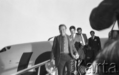 6-12.06.1981, Warszawa, Polska.
Wizyta Czesława Miłosza w Polsce po otrzymaniu Literackiej Nagrody Nobla. Pisarz wysiada z samolotu, zanim - synowie noblisty: Piotr Miłosz i Antoni Miłosz.  
Fot. NN, zbiory Ośrodka KARTA/Independent Polish Agency (IPA) przekazał Józef Lebenbaum