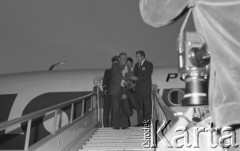 6-12.06.1981, Warszawa, Polska.
Wizyta Czesława Miłosza w Polsce po otrzymaniu Literackiej Nagrody Nobla. Pisarz wysiada z samolotu. 
Fot. NN, zbiory Ośrodka KARTA/Independent Polish Agency (IPA) przekazał Józef Lebenbaum