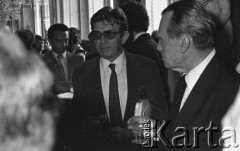 6.06.1981, Warszawa, Polska.
Wizyta Czesława Miłosza w Polsce po otrzymaniu Literackiej Nagrody Nobla - spotkanie z poetą w Pałacu na Wodzie w Łazienkach Królewskich. Czesław Miłosz z bratem, Andrzejem Miłoszem.
Fot. NN, zbiory Ośrodka KARTA/Independent Polish Agency (IPA) przekazał Józef Lebenbaum