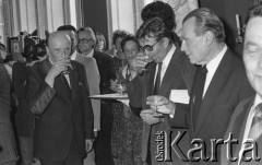 6.06.1981, Warszawa, Polska.
Wizyta Czesława Miłosza w Polsce po otrzymaniu Literackiej Nagrody Nobla - spotkanie z poetą w Pałacu na Wodzie w Łazienkach Królewskich. Czesław Miłosz z bratem, Andrzejem Miłoszem (w przyciemnionych okularach).
Fot. NN, zbiory Ośrodka KARTA/Independent Polish Agency (IPA) przekazał Józef Lebenbaum