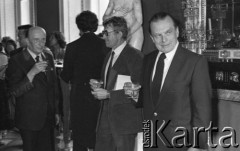 6.06.1981, Warszawa, Polska.
Wizyta Czesława Miłosza w Polsce po otrzymaniu Literackiej Nagrody Nobla - spotkanie z poetą w Pałacu na Wodzie w Łazienkach Królewskich. Czesław Miłosz z bratem, Andrzejem Miłoszem (w przyciemnionych okularach).
Fot. NN, zbiory Ośrodka KARTA/Independent Polish Agency (IPA) przekazał Józef Lebenbaum