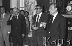 6.06.1981, Warszawa, Polska.
Czesław Miłosz podczas pierwszej wizyty w Polsce po otrzymaniu Literackiej Nagrody Nobla. Spotkanie z poetą w Pałacu na Wodzie w Łazienkach Królewskich. Czesław Miłosz z bratem, Andrzejem Miłoszem (w przyciemnionych okularach).
Fot. NN, zbiory Ośrodka KARTA/Independent Polish Agency (IPA) przekazał Józef Lebenbaum