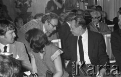 6.06.1981, Warszawa, Polska.
Wizyta Czesława Miłosza w Polsce po otrzymaniu Literackiej Nagrody Nobla - spotkanie z poetą w Pałacu na Wodzie w Łazienkach Królewskich. W drugim rzędzie, pierwszy od prawej siedzi Jerzy Turowicz, redaktor naczelny 