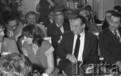 6.06.1981, Warszawa, Polska.
Wizyta Czesława Miłosza w Polsce po otrzymaniu Literackiej Nagrody Nobla - spotkanie z poetą w Pałacu na Wodzie w Łazienkach Królewskich. Na pierwszym planie Czesław Miłosz i Józef Tejchma, minister kultury i sztuki. W drugim rzędzie, drugi od prawej siedzi Jerzy Turowicz, redaktor naczelny 