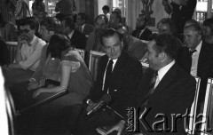 6.06.1981, Warszawa, Polska.
Wizyta Czesława Miłosza w Polsce po otrzymaniu Literackiej Nagrody Nobla - spotkanie z poetą w Pałacu na Wodzie w Łazienkach Królewskich. W pierwszym rzędzie, od prawej strony siedzą: Józef Tejchma, minister kultury i sztuki oraz Czesław Miłosz. W drugim rzędzie, drugi od prawej siedzi malarz, Jerzy Puciata. W trzecim rzędzie siedzi krytyk literacki, Wacław Sadkowski. 
Fot. NN, zbiory Ośrodka KARTA/Independent Polish Agency (IPA) przekazał Józef Lebenbaum