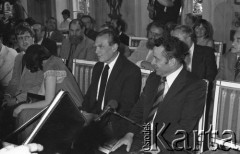 6.06.1981, Warszawa, Polska.
Wizyta Czesława Miłosza w Polsce po otrzymaniu Literackiej Nagrody Nobla - spotkanie z poetą w Pałacu na Wodzie w Łazienkach Królewskich. W pierwszym rzędzie, od prawej strony siedzą: Józef Tejchma, minister kultury i sztuki, Czesław Miłosz, NN i syn pisarza, Piotr Miłosz.W drugim rzędzie, trzeci od prawej siedzi malarz Jerzy Puciata, NN, NN i Tadeusz Mazowiecki. 
Fot. NN, zbiory Ośrodka KARTA/Independent Polish Agency (IPA) przekazał Józef Lebenbaum