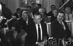 6.06.1981, Warszawa, Polska.
Wizyta Czesława Miłosza w Polsce po otrzymaniu Literackiej Nagrody Nobla - spotkanie z poetą w Pałacu na Wodzie w Łazienkach Królewskich. W piewrszym rzędzie siedzą: Czesław Miłosz i Józef Tejchma, minister kultury i sztuki. W drugim rzędzie, drugi od lewej siedzi Jerzy Turowicz, redaktor naczelny 