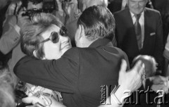 6.06.1981, Warszawa, Polska.
Wizyta Czesława Miłosza w Polsce po otrzymaniu Literackiej Nagrody Nobla - spotkanie z poetą w Pałacu na Wodzie w Łazienkach Królewskich. Powitalny uścisk. Na drugim planie (na prawo) - dziennikarz i publicysta Karol Małcużyński.
Fot. NN, zbiory Ośrodka KARTA/Independent Polish Agency (IPA) przekazał Józef Lebenbaum