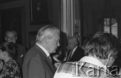 6.06.1981, Warszawa, Polska.
Wizyta Czesława Miłosza w Polsce po otrzymaniu Literackiej Nagrody Nobla - spotkanie z poetą w Pałacu na Wodzie w Łazienkach Królewskich. Na drugim planie, pierwszy od lewej stoi Jacek Woźniakowski.
Fot. NN, zbiory Ośrodka KARTA/Independent Polish Agency (IPA) przekazał Józef Lebenbaum