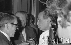 6.06.1981, Warszawa, Polska.
Wizyta Czesława Miłosza w Polsce po otrzymaniu Literackiej Nagrody Nobla - spotkanie z poetą w Pałacu na Wodzie w Łazienkach Królewskich. Od lewej stoją: pisarz Tadeusz Konwicki, dziennikarz i publicysta Karol Małcużyński oraz Czesław Miłosz.
Fot. NN, zbiory Ośrodka KARTA/Independent Polish Agency (IPA) przekazał Józef Lebenbaum