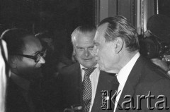 6.06.1981, Warszawa, Polska.
Wizyta Czesława Miłosza w Polsce po otrzymaniu Literackiej Nagrody Nobla - spotkanie z poetą w Pałacu na Wodzie w Łazienkach Królewskich. Od lewej stoją: pisarz Tadeusz Konwicki, dziennikarz i publicysta Karol Małcużyński oraz Czesław Miłosz.
Fot. NN, zbiory Ośrodka KARTA/Independent Polish Agency (IPA) przekazał Józef Lebenbaum
