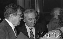 6.06.1981, Warszawa, Polska.
Wizyta Czesława Miłosza w Polsce po otrzymaniu Literackiej Nagrody Nobla - spotkanie z poetą w Pałacu na Wodzie w Łazienkach Królewskich - od lewej strony: Andrzej Miłosz, brat pisarza oraz aktor Gustaw Holoubek. 
Fot. NN, zbiory Ośrodka KARTA/Independent Polish Agency (IPA) przekazał Józef Lebenbaum