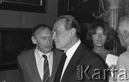 6.06.1981, Warszawa, Polska.
Wizyta Czesława Miłosza w Polsce po otrzymaniu Literackiej Nagrody Nobla - spotkanie z poetą w Pałacu na Wodzie w Łazienkach Królewskich. Od lewej strony stoją: Stefan Kisielewski, kompozytor i prozaik, Czesław Miłosz i Carol Thigpen. 
Fot. NN, zbiory Ośrodka KARTA/Independent Polish Agency (IPA) przekazał Józef Lebenbaum