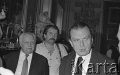 6.06.1981, Warszawa, Polska.
Wizyta Czesława Miłosza w Polsce po otrzymaniu Literackiej Nagrody Nobla - spotkanie z poetą w Pałacu na Wodzie w Łazienkach Królewskich. Z prawej strony: Czesław Miłosz, Jerzy Kozak i Jerzy Zagórski. 
Fot. NN, zbiory Ośrodka KARTA/Independent Polish Agency (IPA) przekazał Józef Lebenbaum