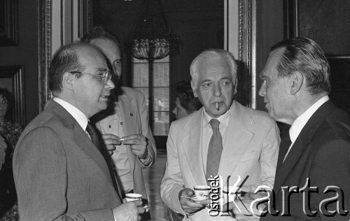 6.06.1981, Warszawa, Polska.
Wizyta Czesława Miłosza w Polsce po otrzymaniu Literackiej Nagrody Nobla - spotkanie z poetą w Pałacu na Wodzie w Łazienkach Królewskich. Drugi od lewej stoi aktor Andrzej Szczepkowski, NN i Czesław Miłosz.
Fot. NN, zbiory Ośrodka KARTA/Independent Polish Agency (IPA) przekazał Józef Lebenbaum