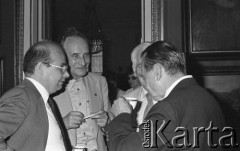 6.06.1981, Warszawa, Polska.
Wizyta Czesława Miłosza w Polsce po otrzymaniu Literackiej Nagrody Nobla - spotkanie z poetą w Pałacu na Wodzie w Łazienkach Królewskich. Drugi od lewej stoi aktor Andrzej Szczepkowski, NN i Czesław Miłosz.
Fot. NN, zbiory Ośrodka KARTA/Independent Polish Agency (IPA) przekazał Józef Lebenbaum