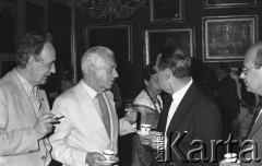 6.06.1981, Warszawa, Polska.
Wizyta Czesława Miłosza w Polsce po otrzymaniu Literackiej Nagrody Nobla - spotkanie z poetą w Pałacu na Wodzie w Łazienkach Królewskich. Pierwszy od lewej stoi aktor Andrzej Szczepkowski, NN, NN i Czesław Miłosz.
Fot. NN, zbiory Ośrodka KARTA/Independent Polish Agency (IPA) przekazał Józef Lebenbaum