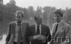 6.06.1981, Warszawa, Polska.
Wizyta Czesława Miłosza w Polsce po otrzymaniu Literackiej Nagrody Nobla - poeta z synami Antonim (na lewo) i Piotrem przed Pałacem na Wodzie w Łazienkach Królewskich. 
Fot. NN, zbiory Ośrodka KARTA/Independent Polish Agency (IPA) przekazał Józef Lebenbaum