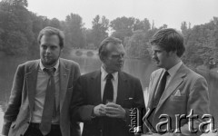 6.06.1981, Warszawa, Polska.
Wizyta Czesława Miłosza w Polsce po otrzymaniu Literackiej Nagrody Nobla - poeta z synami Antonim (na lewo) i Piotrem przed Pałacem na Wodzie w Łazienkach Królewskich. 
Fot. NN, zbiory Ośrodka KARTA/Independent Polish Agency (IPA) przekazał Józef Lebenbaum