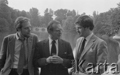6.06.1981, Warszawa, Polska.
Wizyta Czesława Miłosza w Polsce po otrzymaniu Literackiej Nagrody Nobla - poeta z synami Antonim (na lewo) i Piotrem przed Pałacem na Wodzie w Łazienkach Królewskich. 
Fot. NN, zbiory Ośrodka KARTA/Independent Polish Agency (IPA) przekazał Józef Lebenbaum