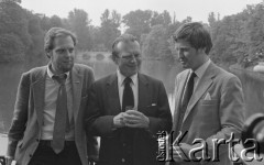 6.06.1981, Warszawa, Polska.
Wizyta Czesława Miłosza w Polsce po otrzymaniu Literackiej Nagrody Nobla - poeta z synami Antonim (na lewo) i Piotrem przed Pałacem na Wodzie w Łazienkach Królewskich. 
Fot. NN, zbiory Ośrodka KARTA/Independent Polish Agency (IPA) przekazał Józef Lebenbaum