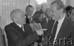 6.06.1981, Warszawa, Polska.
Wizyta Czesława Miłosza w Polsce po otrzymaniu Literackiej Nagrody Nobla - spotkanie z poetą w Pałacu na Wodzie w Łazienkach Królewskich. Na drugim planie Jacek Woźniakowski (pierwszy z lewej). 
Fot. NN, zbiory Ośrodka KARTA/Independent Polish Agency (IPA) przekazał Józef Lebenbaum