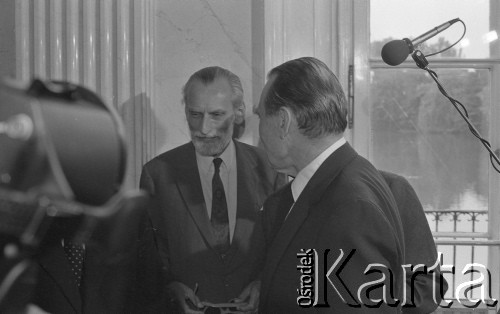 6.06.1981, Warszawa, Polska.
Wizyta Czesława Miłosza w Polsce po otrzymaniu Literackiej Nagrody Nobla - spotkanie z poetą w Pałacu na Wodzie w Łazienkach Królewskich. Na drugim planie Jacek Woźniakowski. 
Fot. NN, zbiory Ośrodka KARTA/Independent Polish Agency (IPA) przekazał Józef Lebenbaum