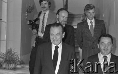 6.06.1981, Warszawa, Polska.
Wizyta Czesława Miłosza w Polsce po otrzymaniu Literackiej Nagrody Nobla - spotkanie z poetą w Pałacu na Wodzie w Łazienkach Królewskich. Na pierwszym planie: Czesław Miłosz i Józef Tejchma, minister kultury i sztuki. Z tyłu - Marek Kwiatkowski (?), dyrektor zespołu pałacowo-ogrodowego w Łazienkach.
Fot. NN, zbiory Ośrodka KARTA/Independent Polish Agency (IPA) przekazał Józef Lebenbaum