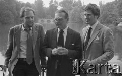6.06.1981, Warszawa, Polska.
Wizyta Czesława Miłosza w Polsce po otrzymaniu Literackiej Nagrody Nobla - poeta z synami Antonim (na lewo) i Piotrem przed Pałacem na Wodzie w Łazienkach Królewskich. 
Fot. NN, zbiory Ośrodka KARTA/Independent Polish Agency (IPA) przekazał Józef Lebenbaum