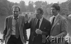 6.06.1981, Warszawa, Polska.
Wizyta Czesława Miłosza w Polsce po otrzymaniu Literackiej Nagrody Nobla - poeta z synami Antonim (na lewo) i Piotrem przed Pałacem na Wodzie w Łazienkach Królewskich. 
Fot. NN, zbiory Ośrodka KARTA/Independent Polish Agency (IPA) przekazał Józef Lebenbaum