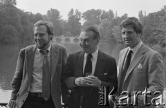 6.06.1981, Warszawa, Polska.
Wizyta Czesława Miłosza w Polsce po otrzymaniu Literackiej Nagrody Nobla - poeta z synami Antonim (na lewo) i Piotrem przed Pałacem na Wodzie w Łazienkach Królewskich. 
Fot. NN, zbiory Ośrodka KARTA/Independent Polish Agency (IPA) przekazał Józef Lebenbaum